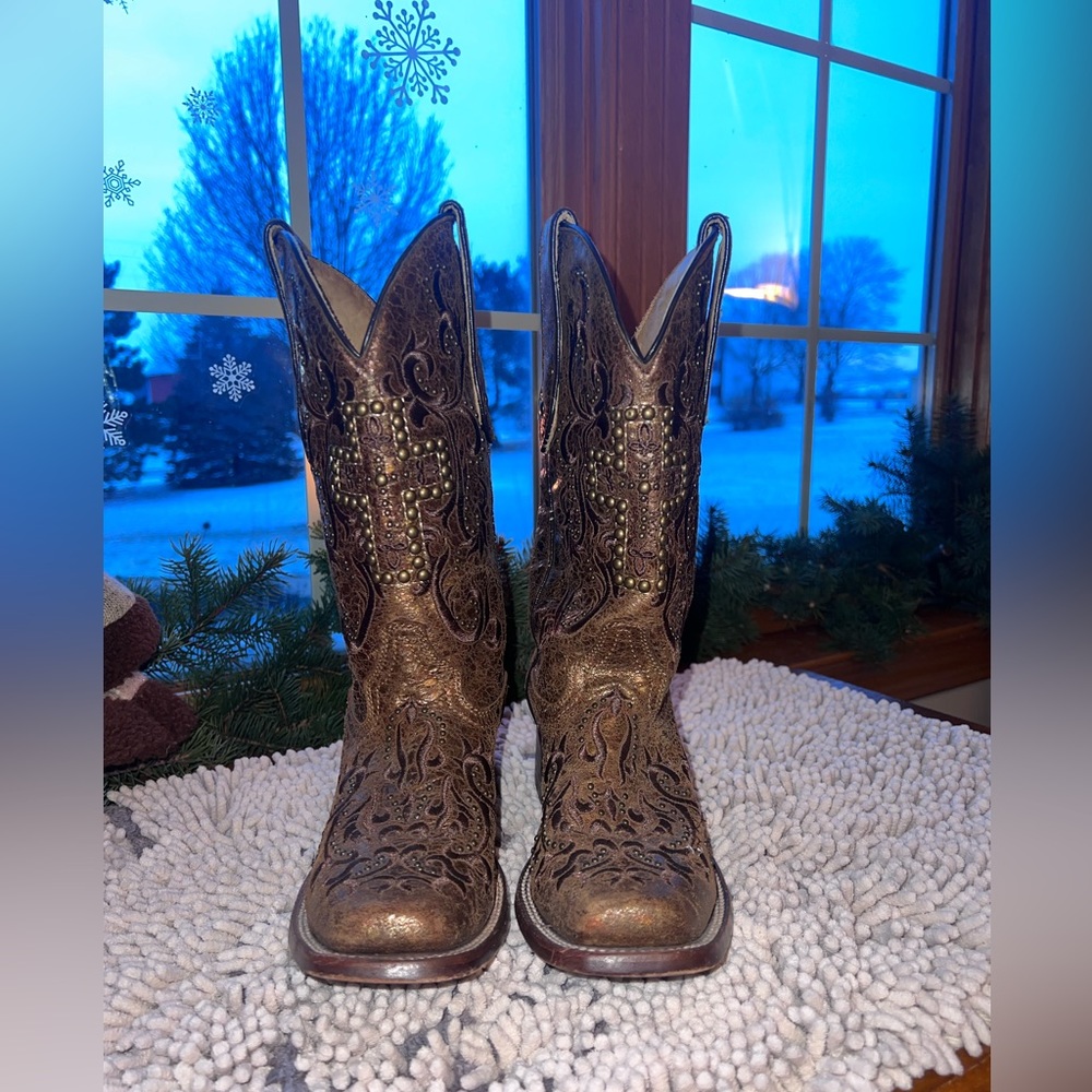 Woman’s Corral Cross boots 👢👢75$ OBO
